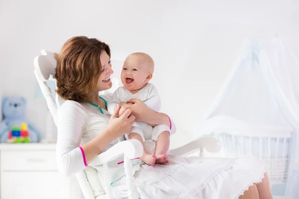 Mother and baby in white bedroom — Stock Photo, Image