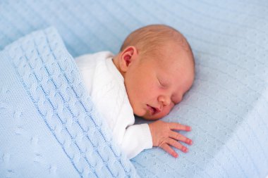 Yeni doğan bebek çocuk üzerinde mavi battaniye