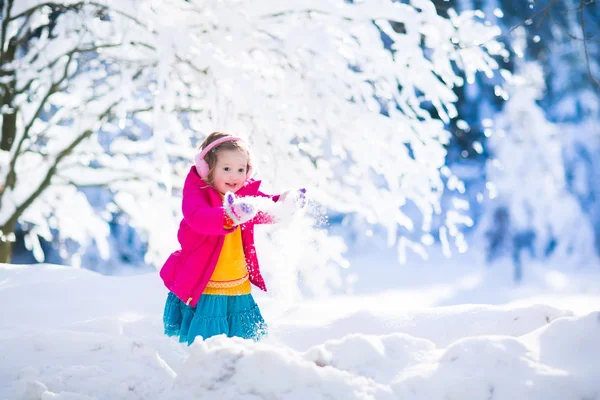 Дитина розважається в зимовому сніжному парку — стокове фото