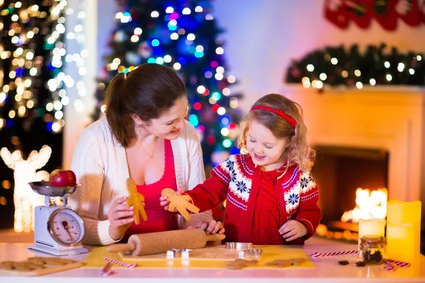 Mutter und Kind backen Weihnachtsplätzchen — Stockfoto