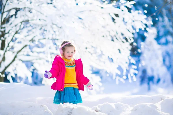 Enfant jouant dans un parc d'hiver enneigé — Photo