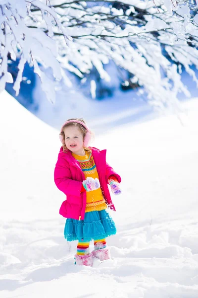 Meisje spelen in snowy winter park — Stockfoto