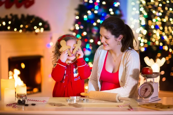 Mother and child baking Christmas cookies — Stock Photo, Image