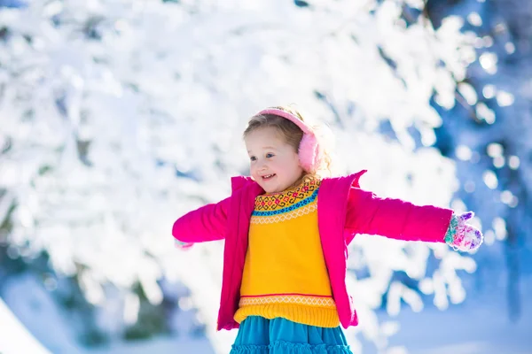Niño en el parque de invierno nevado —  Fotos de Stock