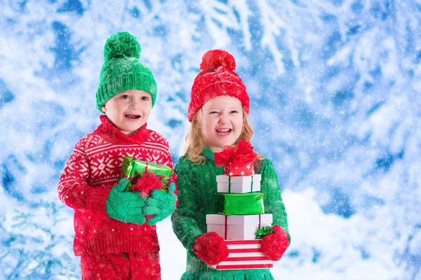 Crianças com presentes de Natal — Fotografia de Stock