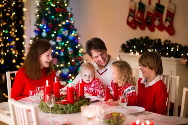 自宅でクリスマス ディナーでお子様連れのご家族 — ストック写真