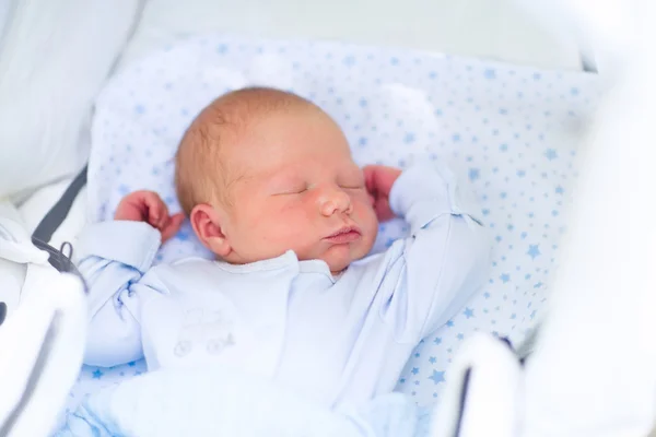 Nyfödd baby pojke sov i vit barnvagn — Stockfoto