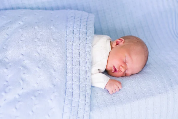 Pasgeboren babyjongen op een blauwe deken — Stockfoto