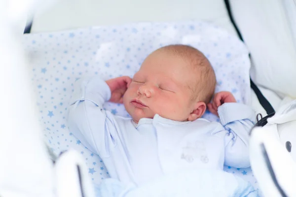 Sovande nyfödd baby boy i en barnvagn — Stockfoto