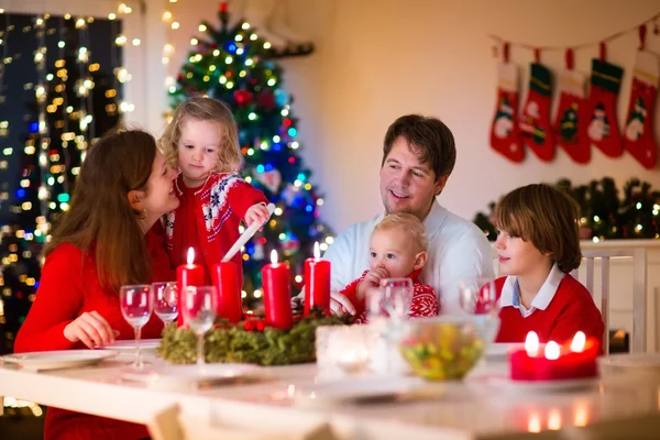 自宅でクリスマス ディナーでお子様連れのご家族 — ストック写真