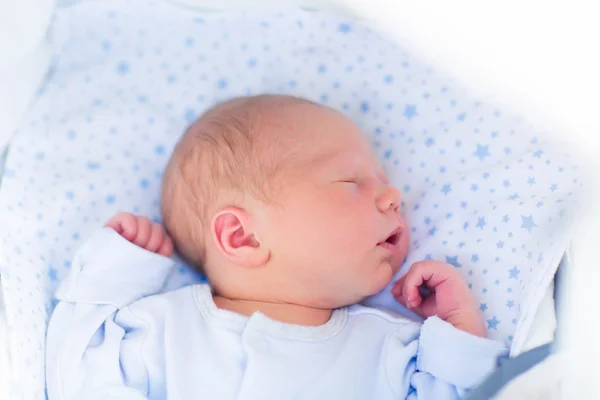 Slapende baby in een witte wandelwagen — Stockfoto