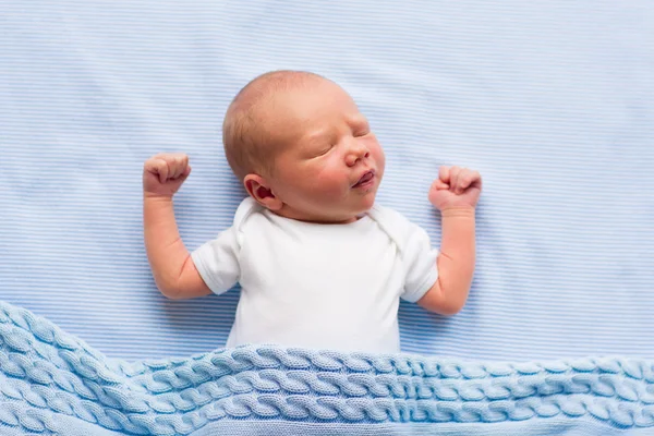 Pasgeboren babyjongen op een blauwe deken — Stockfoto