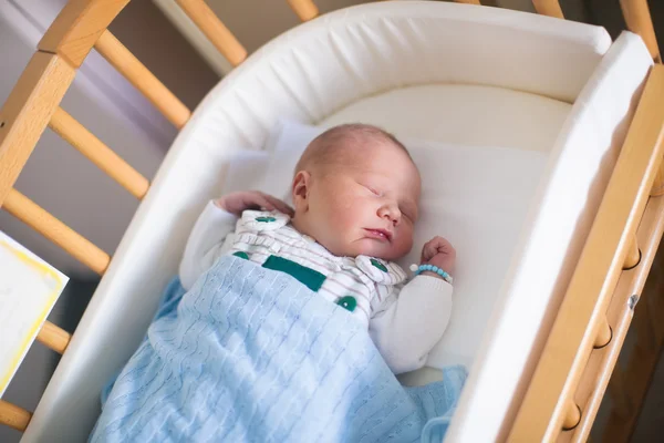 Newborn baby boy in hosptal cot — Stock Photo, Image