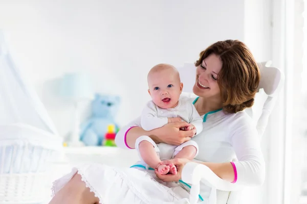 Mother and baby in white bedroom — Stock Photo, Image