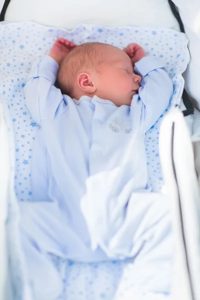 Neugeborenes schläft im weißen Kinderwagen — Stockfoto