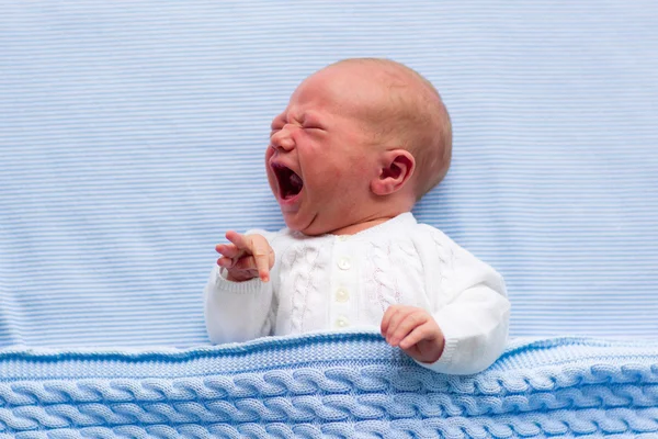 Pasgeboren babyjongen op een blauwe deken — Stockfoto