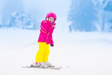 Küçük çocuk kışın dağlarda Kayak
