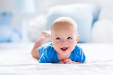 Beyaz güneşli yatak odasında erkek bebek