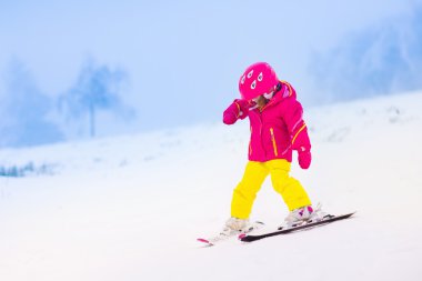 Küçük çocuk kışın dağlarda Kayak