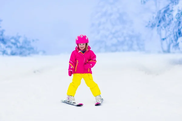 Bambino sciare in montagna in inverno — Foto Stock