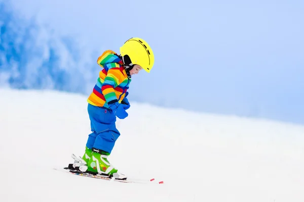Lille barn skiløb i bjergene om vinteren - Stock-foto