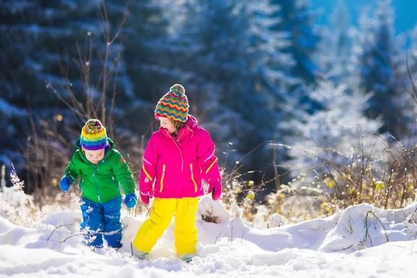 Niños jugando en el parque de invierno nevado — Foto de Stock