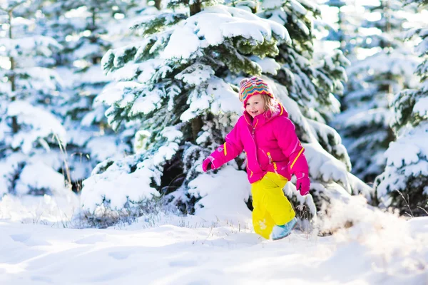 Barn har roligt i snöiga vinter park — Stockfoto