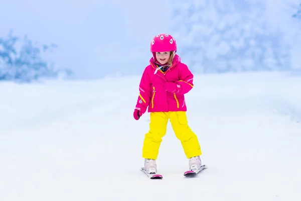 Little child skiing in the mountains in winter — Stock Photo, Image