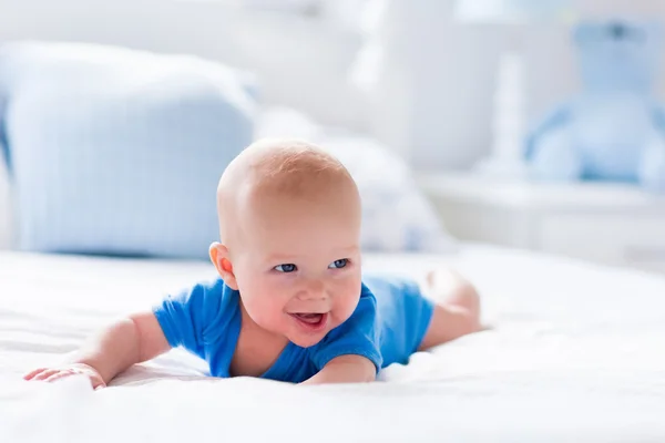 Niño en el dormitorio soleado blanco — Foto de Stock