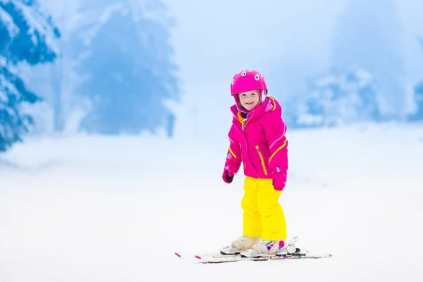 Klein kind skiën in de bergen in de winter — Stockfoto