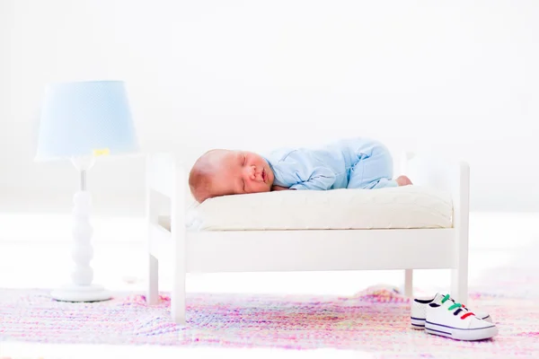 Kleines Baby schläft im Spielzeugbett — Stockfoto