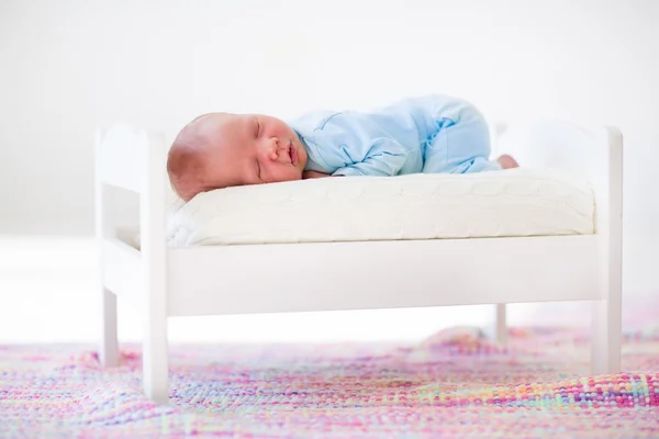 Little baby sleeping in toy bed — Stock fotografie