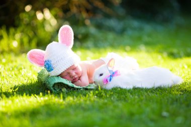 Paskalya tavşanı çocukla yeni doğan bebek