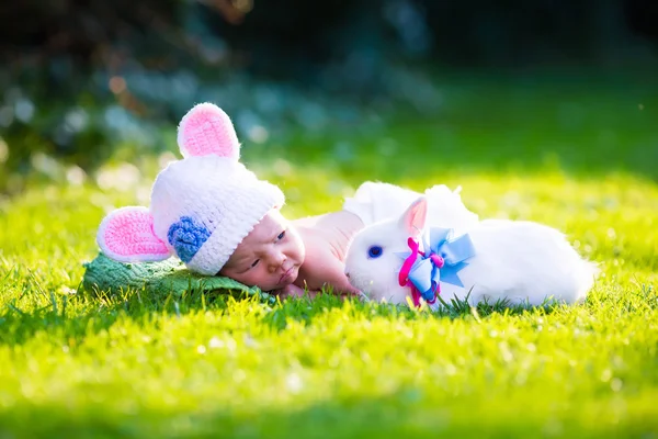 Bayi laki-laki yang baru lahir dengan kelinci Paskah — Stok Foto