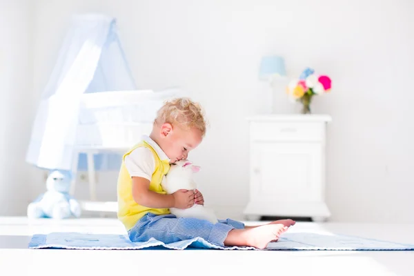 Menino brincando com animal de estimação coelho — Fotografia de Stock