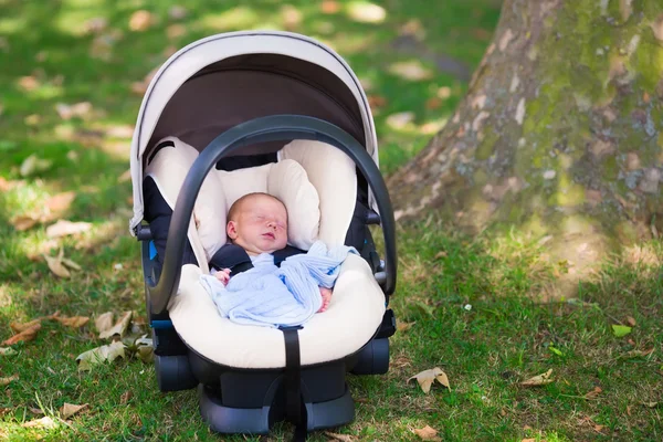 Pasgeboren babyjongen slapen in autostoel — Stockfoto