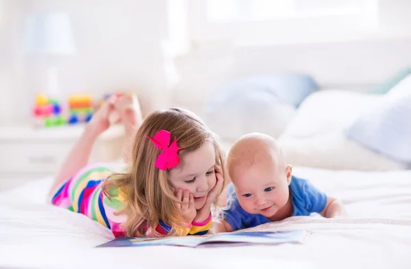 Kinderen lezen in witte slaapkamer — Stockfoto