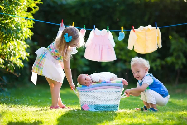 Yeni doğan bebek kardeşi ile oynayan çocuklar — Stok fotoğraf