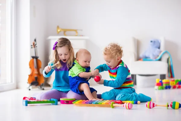 Muziek voor kinderen, kinderen met instrumenten — Stockfoto