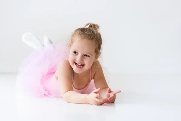 Маленькая балерина в розовой пачке — стоковое фото