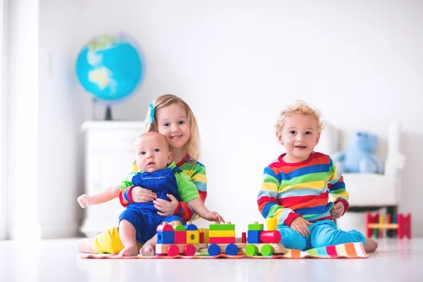 Kinderen spelen met houten speelgoed trein — Stockfoto