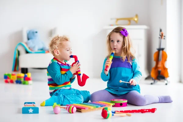 Niño y niña tocando la flauta — Foto de Stock