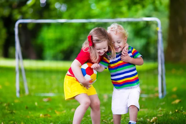 Niños jugando al fútbol en un parque —  Fotos de Stock