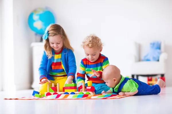 Barnen leker med trä leksakståg — Stockfoto