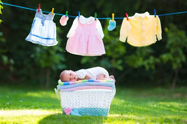 Niño en una pila de toallas al aire libre —  Fotos de Stock