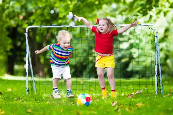 Niños jugando al fútbol en el patio de la escuela —  Fotos de Stock