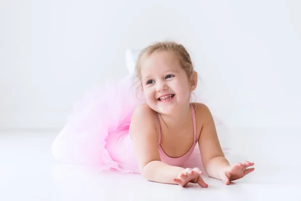 Pequena bailarina em tutu rosa — Fotografia de Stock