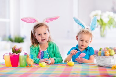 Renkli Paskalya yumurtaları çocuklarla