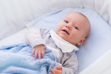 Erkek bebek örgü battaniye altında bir beşik