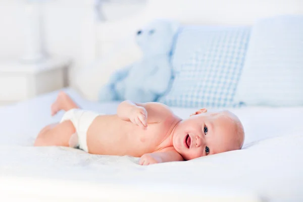 Bambino ragazzo su letto bianco — Foto Stock